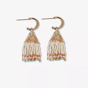 Миниатюрные золотые серьги-кольца Leta с многополосным нижним краем и бахромой из бисера, Сен-Тропе Ink+Alloy, amalfi