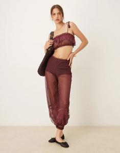 Брюки ASOS DESIGN из прозрачной сетки с кружевным подолом ягодного цвета