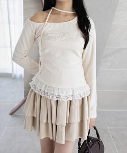 Многослойный топ с длинными рукавами, кружевной отделкой и логотипом.