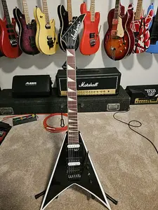 Jackson JS Series JS32 King V с грифом из амаранта 2019 - настоящее время - черный с белыми кантиками