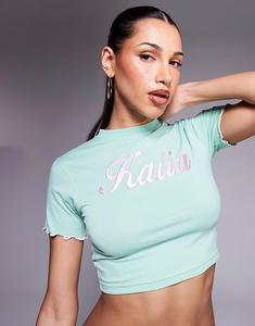 Футболка из высококачественного хлопка с вышитым логотипом-завитком зеленого и розового цветов Kaiia