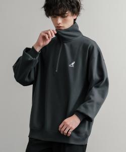 Специальный логотип коллаборации, вышитый на молнии до середины груди