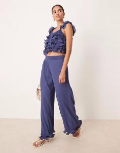 Брючный костюм с оборкой, темно-синего цвета Yas