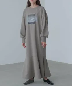 Платье-свитшот с принтом в виде силуэта русалки, застегивающееся на крючки спереди и сзади в двух направлениях