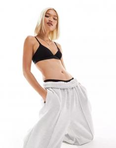 Черный бралетт с треугольными чашечками в рубчик Monki