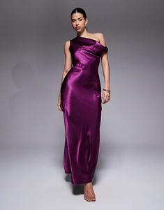 Платье макси Aria Cove с асимметричными плечами и атласной драпировкой в ​​сливовом цвете