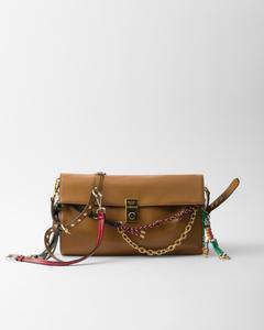 Большая кожаная сумка на плечо Prada Soft Sound с подвесками, коричневый