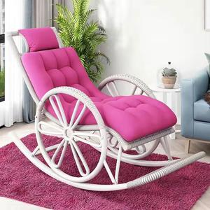 Yu Senyi Качающееся кресло из ротанга с белыми колесами, розовой подушкой и ковриком