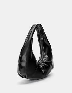 Сумка через плечо Pull&Bear с лакированным эффектом черного цвета