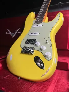 Fender Custom Shop Custom Deluxe Stratocaster HB S-1 - Граффити желтый (2025)