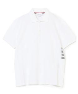 Поло с коротким рукавом, ребристой манжетой и четырьмя полосами.