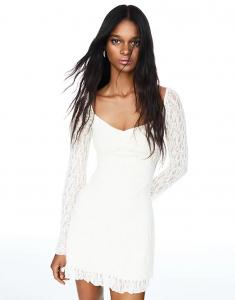 Мини-платье Bershka с вырезом Бардо из светлого кружева цвета экрю