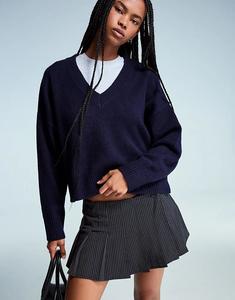 Укороченный свитер Bershka с V-образным вырезом цвета деним