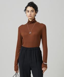 Стираемый гладкий топ с высоким воротником из лиоцелла и кашемира.