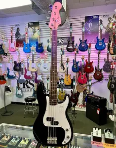 Бас-гитара Fender Standard Precision, гриф из лауреля, белая накладка, черный корпус
