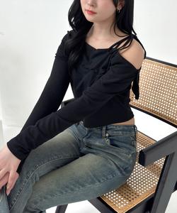 Вязаный топ на одно плечо с лентой