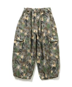 Широкие брюки с камуфляжным рисунком в виде лап динозавра, длина 10 см.