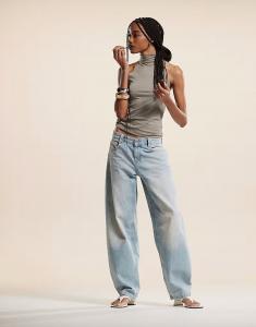 Джинсы с широкими штанинами-баллонами светло-голубого цвета с грязной потертостью Bershka