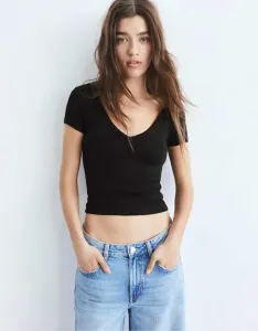 Черная футболка с v-образным вырезом Pull&Bear