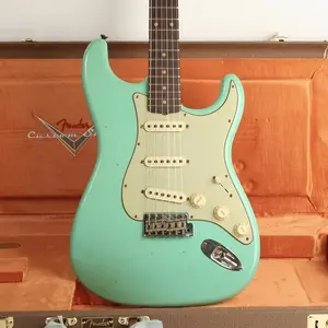 Fender Custom Shop 1959 Stratocaster Journeyman Relic 3A с накладкой из палисандрового дерева, выцветший состаренный зеленый Seafoam CZ584459