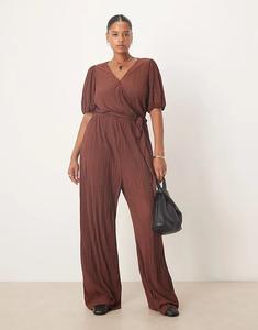 Комбинезон Vila Curve с плиссировкой и запахом спереди в шоколадно-коричневом цвете