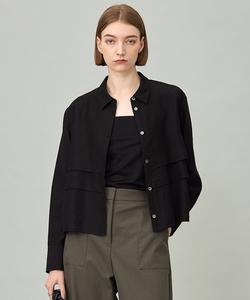 Укороченная блузка из саржевой ткани, пригодная для стирки в стиральной машине.