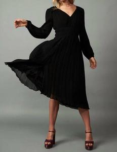 Черное платье с плиссировкой, V-образным вырезом, манжетами и контрастным поясом Current air