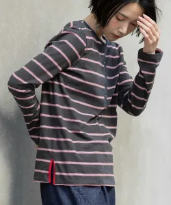 Старый хлопковый трикотажный пуловер с каймой и воротником-стойкой.