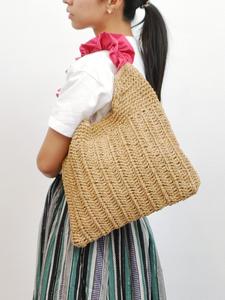 (L) Сумка-шоппер с оборками и одной ручкой, связанная из бумаги.