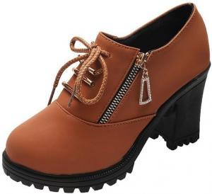 Женские повседневные короткие ботинки на высоком каблуке больших размеров с небольшим носком и боковой застежкой-молнией. Легко надевать и снимать. Подходят для поездок на работу, активного отдыха и повседневного использования. Clolinde, Brown