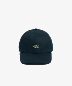 Кепка с логотипом в виде крокодила.