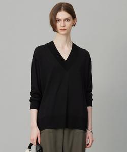 Трикотажное полотно из шелковой вискозы высокой плотности с V-образным вырезом, пригодное для стирки.