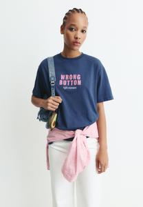 Футболка PULL&BEAR SHORT SLEEVE WITH PRINTED PHONE GRAPHIC, Blue