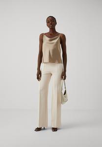 Топ Raisellabbmeria Bruuns Bazaar, песок