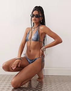 Треугольный бикини-топ в будний день с принтом в синюю полоску