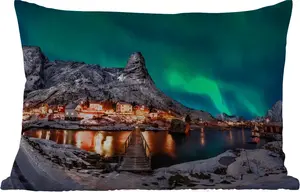Подушка для улицы - Северное сияние - Исландия - Снег - Деревня - Зеленый - Горы - 50 x 30 см - Устойчива к погодным условиям - Подушка для отдыха - Подушка для дивана - Украшение для гостиной MuchoWow