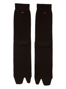 Ребристые носки с раздвоенным носком MAISON MARGIELA, черный