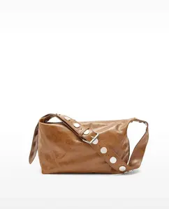 Сумка через плечо из натуральной кожи с заклепками с лаковым эффектом и застежкой-молнией Parfois, коричневый