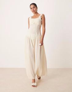 Платье макси Amy Lynn с заниженным подолом и бретелями с объемным цветочным узором кремового цвета