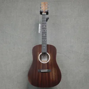 Martin DJr-10E Streetmaster Junior Series - верх из сапеле / задняя часть и боковины из сапеле