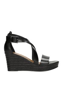 Босоножки на танкетке Wojas, черный