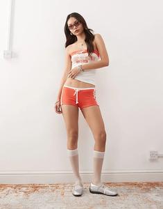 Короткие шорты Monki с завязкой на талии и университетским принтом красного и белого цветов