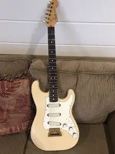 Fender Stratocaster 1984 года, желтый
