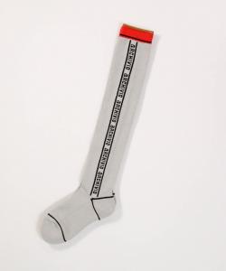 Двухцветные высокие носки с боковым логотипом