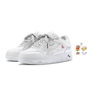 Crayon Shinchan Низкие скейтерские кроссовки унисекс Ecru с двумя случайными литыми подвесками, цвет Ecru+2 Random Drip-Molded Charms