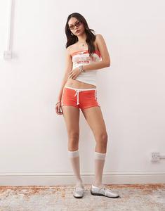 Короткие шорты Monki с завязкой на талии и университетским принтом в красно-белых тонах