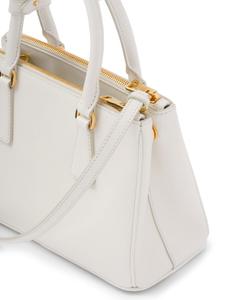 Маленькая сумка-тоут Prada Galleria из сафьяновой кожи, белый