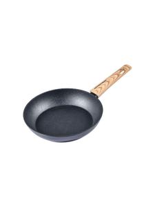 Черная сковорода с деревянной ручкой - подходит для всех типов плит. Schäfer, 28 см