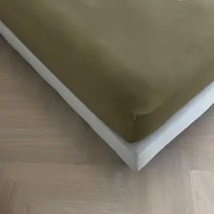 Простыня на резинке Kayori Tara для наматрасника, оливково-зеленая, 180-200x200-220 см, хлопок, для матрасов высотой до 12 см, не требует глажки, легкий уход Three Lilies B.V.