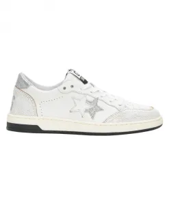 Белые кожаные кроссовки с серебристыми блестящими деталями. 2Star, белый